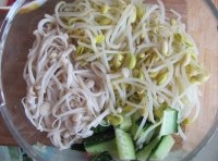 黃瓜洗凈后切成條和黃豆芽、金針菇放在碗里；