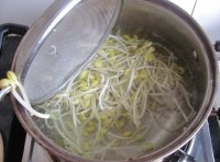 黃豆芽去皮后摘洗乾淨放入開水裡面煮熟；