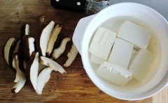 豆腐切成片後放在淡鹽水中浸泡片刻；