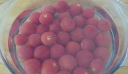 切好的小番茄放入容器中，加入沸水燙1分鐘；