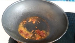 在熱鍋里倒點油，把豆瓣醬倒入炒出紅油；