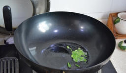 熱鍋里倒點油燒熱，把蔥白放進去爆香；