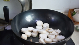 爆香后把杏鮑菇放進去翻炒，拌好的調味汁倒進去炒勻；