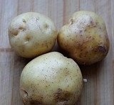 土豆洗凈後上鍋蒸熟，可以切成片或塊；