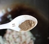 把肉餡放進去翻炒，加點鹽和胡椒粉調味；
