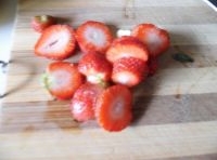 草莓用淡鹽水浸泡二十分鐘后洗凈，撈出瀝干去蒂后切成小塊；