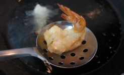 把蝦放入鍋里，直到蝦尾翹起，在撈出蝦，把油控干；