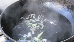 鍋里加適量的水燒開，把蔥、姜放進去；