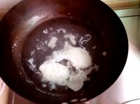 鍋中加適量水燒沸騰后把雞蛋打入鍋中不要攪動，熟后撈出；