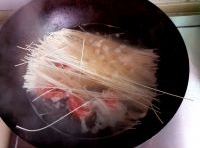西紅柿放入鍋里，再把麵條也放進去煮；