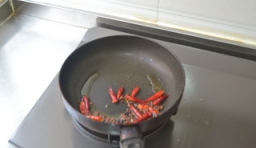 鍋中的油燒熱，把辣椒、蔥花爆炒；