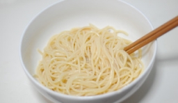 放入適量的橄欖油用筷子拌均勻；