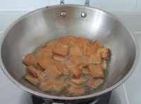 熱鍋倒油，油溫5分熱加入豆乾炸至表面起皺后撈起；