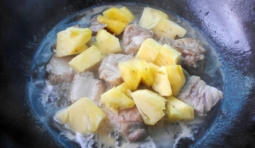 在鍋里加入小半碗水，然後把菠蘿塊倒在上面，用小火燜到汁出來為止；