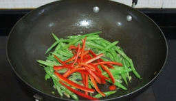 炒到四季豆變軟，加入切好紅椒絲炒3分鐘后；