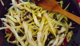 倒入杏鮑菇和木耳，炒軟后，加入鹽、胡椒粉和蚝油；
