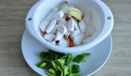 杏鮑菇和胡蘿蔔洗凈切塊，青椒、生薑洗凈切片；