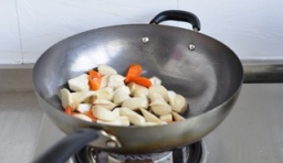 鍋里的油燒熱，放入已切好的杏鮑菇、胡蘿蔔和薑片，炒到杏鮑菇軟為止；