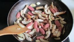 把香菇中的水分炒出后，再下入香腸；