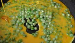 將打散的鴨蛋液，倒入鍋中，均勻的裹住豌豆；
  