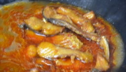 鍋中加適量的水，把炸好的魚塊倒入，加點鹽和糖，用大火收汁；