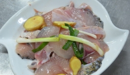 把切好魚用水泡一下，去除血水，瀝干后，加入鹽鹽、蔥和姜去腥味；
