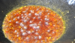 鍋中的油燒熱，加入蒜爆香，放入辣椒醬、豆瓣醬和蚝油，稍微熬一下；
