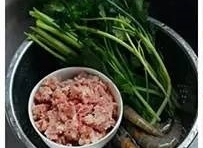 西芹、小蔥、蝦和生薑切碎，豬肉洗凈剁碎；