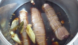 鍋中加入適量的醬油，放入卷好的肉卷，用大火燒開，撇去浮沫；
