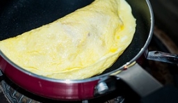 再將蛋皮疊過來，兩面都要煎一會，煎到熟透就可以出鍋了。