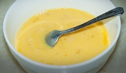 雞蛋在碗中打散，加入少量的的水澱粉；(註：加入水澱粉使蛋餃皮不易破)
