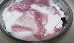 豬肉清洗乾淨，切片；