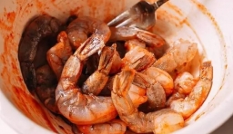 取一個乾淨的碗，放入、蝦仁、辣醬和蜂蜜用叉子均勻攪拌；