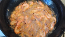 蝦中的水瀝干，在炒鍋中油燒熱，放入蝦，把蝦炸制到酥脆后，再撈出來；