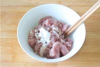 裡脊肉洗凈切成小丁，放碗中加鹽、澱粉、料酒腌大概十分鐘；