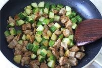 把炒好的裡脊肉丁、黃瓜丁放進去炒勻；
    