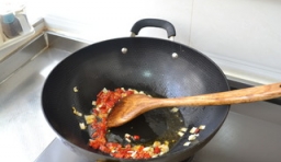 炒鍋中的油燒熱，放入蔥花爆香后，加入甜辣醬要炒出紅油；