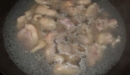 鍋里加水燒開，把洗乾淨的鴨肉放進去焯熟；