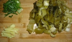 酸菜清洗一下切成段，姜切成絲，蔥洗凈切段；
