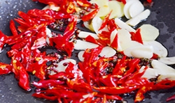 取一乾淨的鍋，放入干辣椒、大蒜、花椒和麻椒炒香；