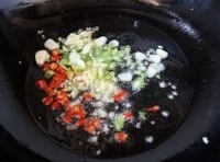 鍋里留少許的底油，放入蔥、姜、蒜和辣椒炒香；