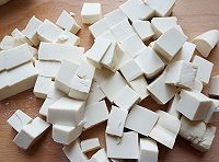 豆腐沖洗乾淨，切成小方塊，胡蘿蔔洗凈切成丁，小蔥擇洗乾淨，切碎；
