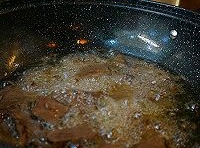 鍋里倒點油燒熱，把切好的牛肉片放進去，炸干牛肉的水分，撈出來瀝油；