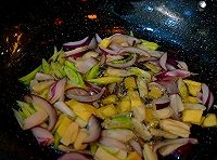 鍋里放點油，把切好的姜、蒜片、洋蔥片放進去炒香；