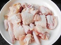 雞翅用清水沖洗乾淨后，用刀斬塊，加入少許鹽、料酒腌一會兒；

