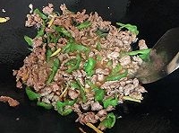 待鍋中的牛肉絲變色后，倒入切好黃瓜絲，再加入切段的蒜，加入少許的醬油並調味即可。
 