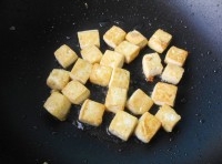 豆腐洗凈，切成小塊，放入油鍋中煎至金黃色色，盛出；