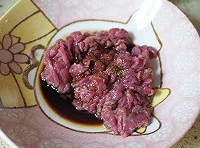 牛肉切絲，用料酒、醬油和適量鹽腌制30分鐘，讓牛肉入味；
