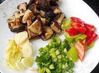 把泡發的香菇切片，用手攥干水份；青、紅椒洗凈，去籽切成片，蒜去皮切片，蔥切末，姜切絲；
