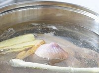 土雞處理乾淨，把蔥段和姜塊放入鍋中煮熟；
